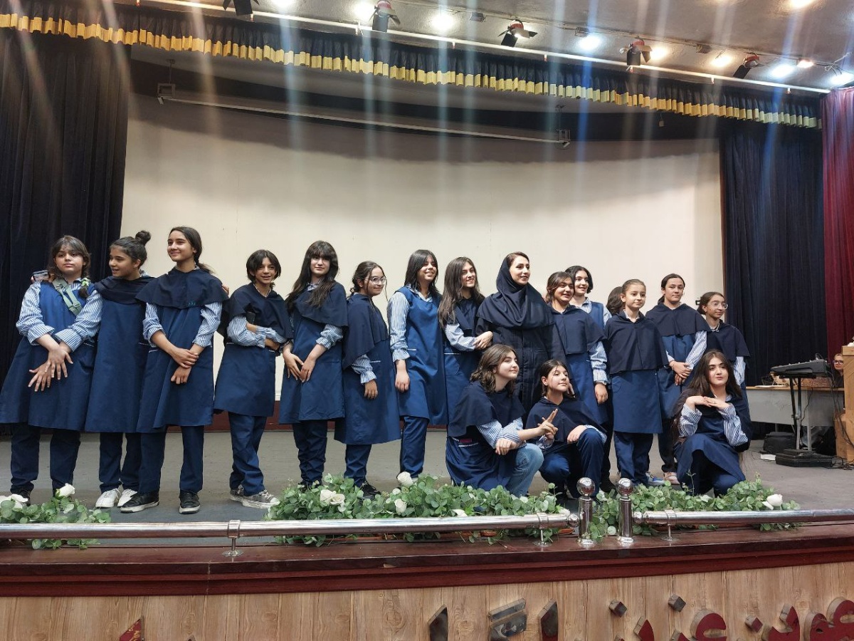 🎓 عکس دسته‌جمعی کلاس ششمی‌ها – خداحافظ دبستان، سلام آینده! 🌟📸