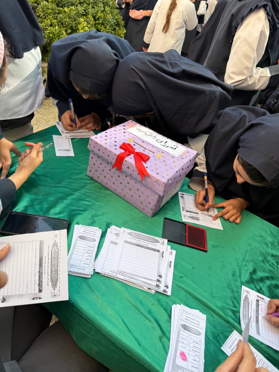 🗳️🌟👧 انتخابات پرشور شورای دانش‌آموزی | دبستان دخترانه صدرا منطقه ۵ 💫✨